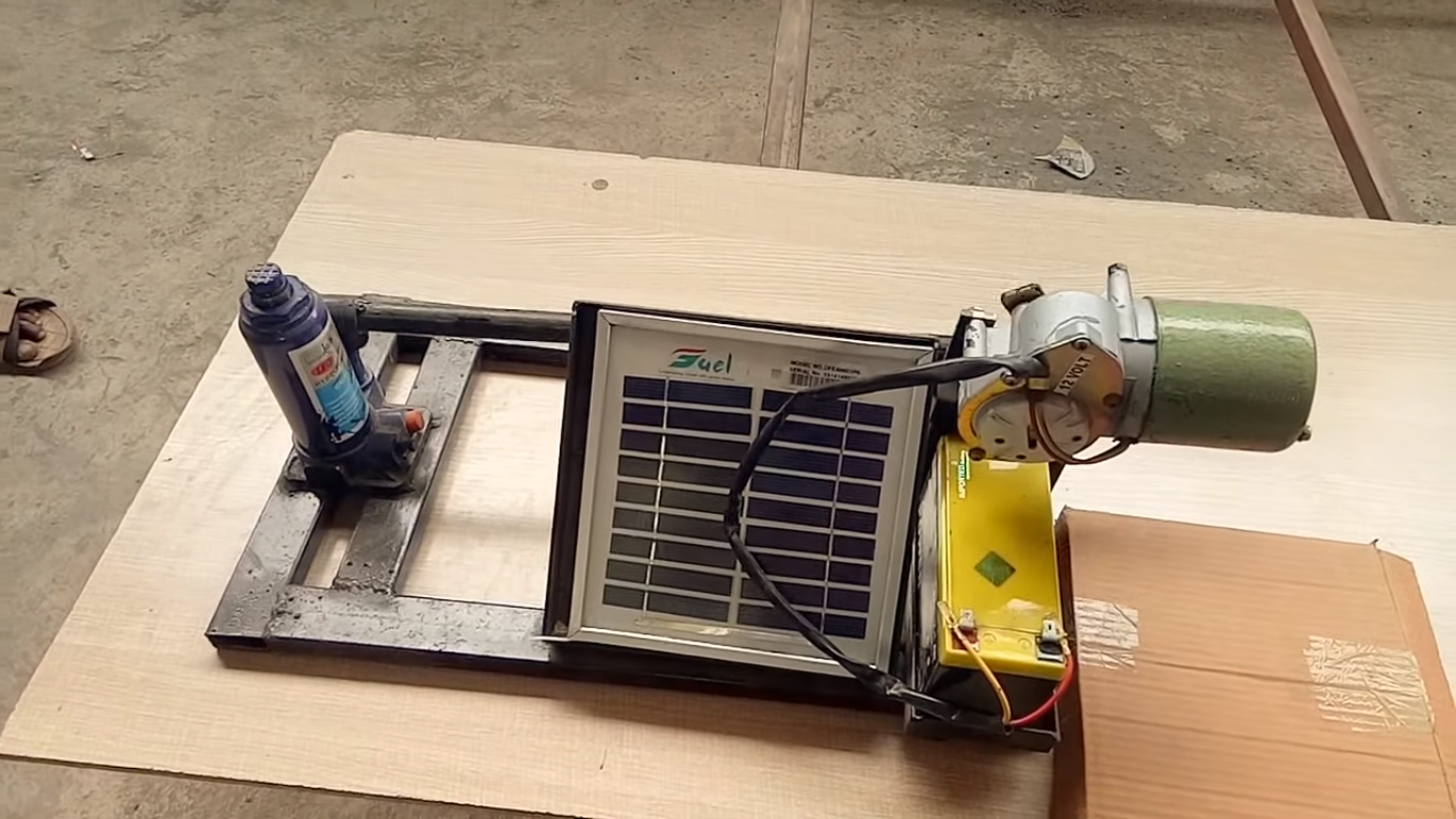 Solar operated hydraulic jack